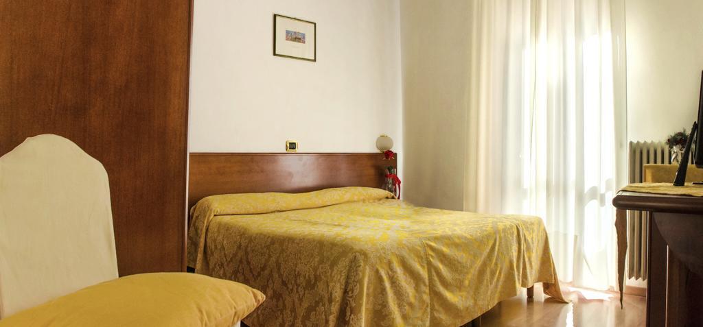 Domus Hotel Alessandria Exterior foto